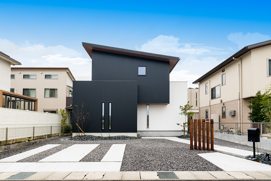 二つの箱型のボリュームに流れ屋根のボリュームがのった外観　