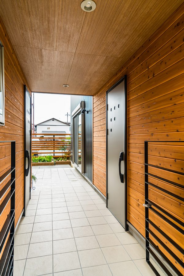 杉の木の表情が落ち着く、親世帯・子世帯それぞれで分かれている玄関