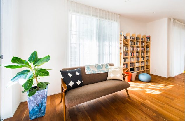 部屋の一角を収納棚スペースにしたリビング　