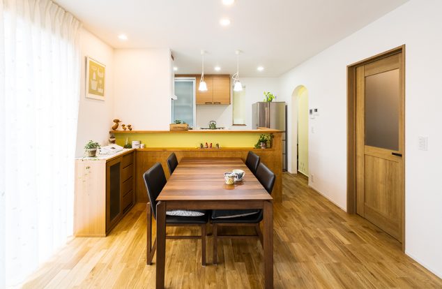 造作カウンターによる小物に囲まれたダイニング　