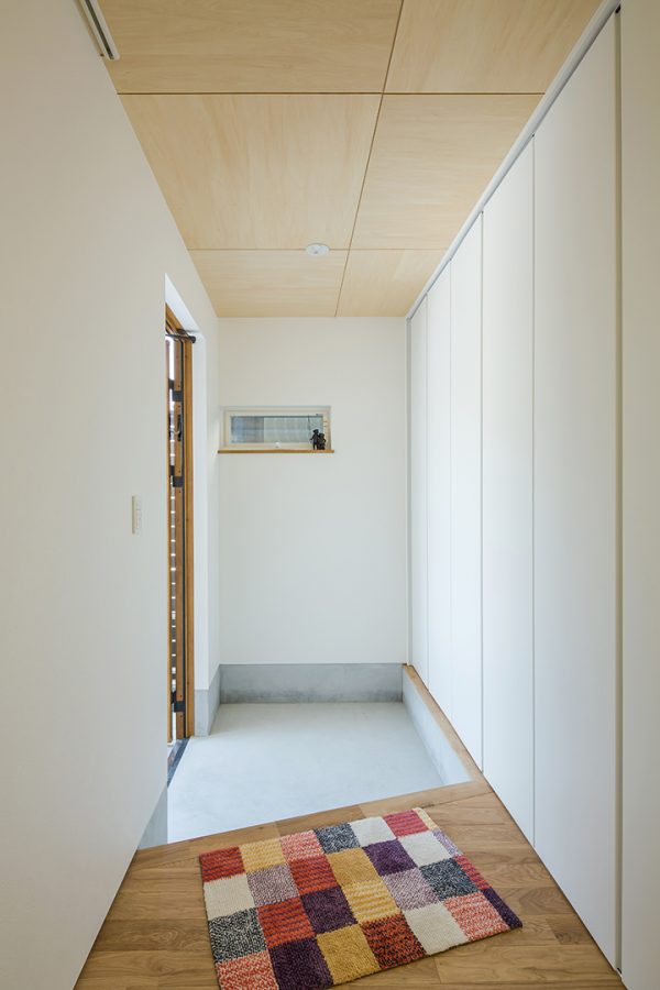 収納に収められたシンプル玄関　