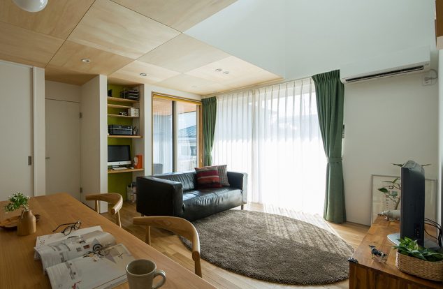 天井のシナの木目が優しい印象をつくるリビング　