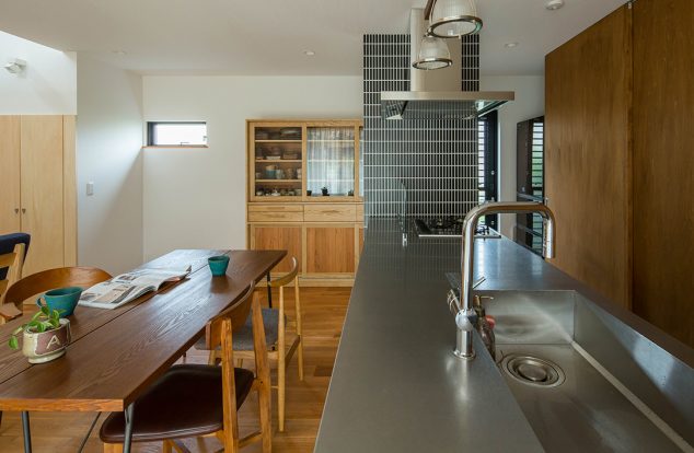 ステンレスの光るシンプルキッチン