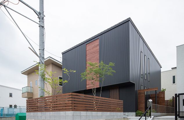 水平ルーバーのあるかっこいい家　