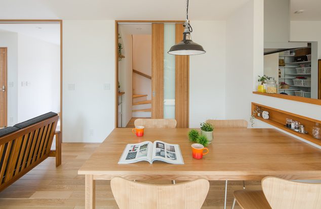 木を基調とした優しいダイニング空間　