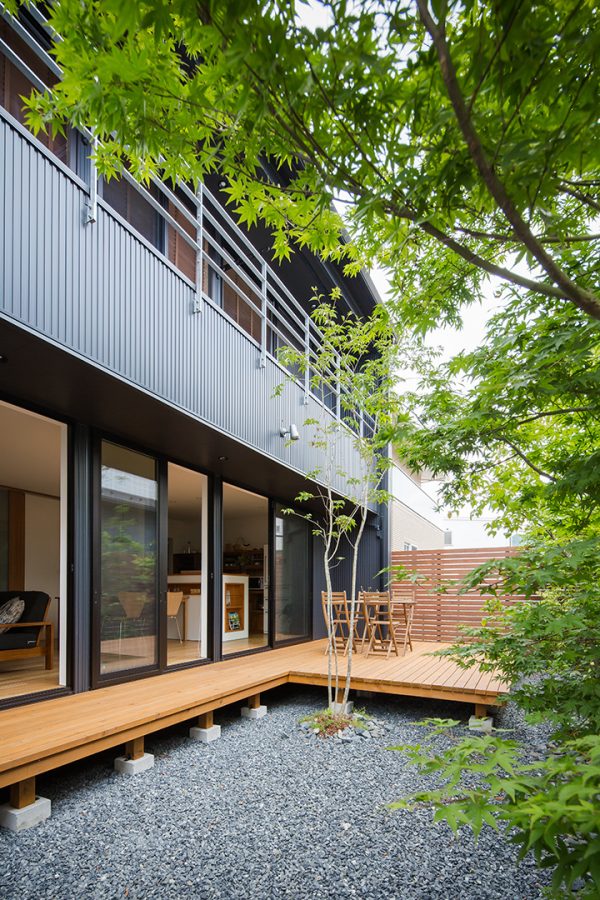 ゆったりウッドデッキと紅葉がそよぐ庭　