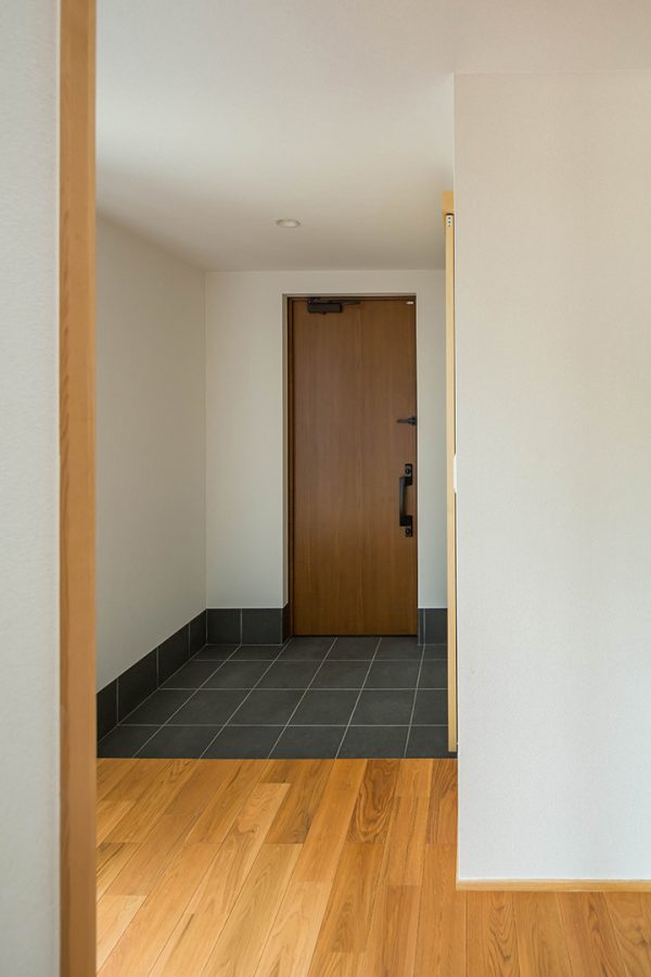 シンプルでモダンな雰囲気漂う玄関