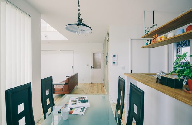 おしゃれな椅子とガラステーブルがマッチしたダイニング