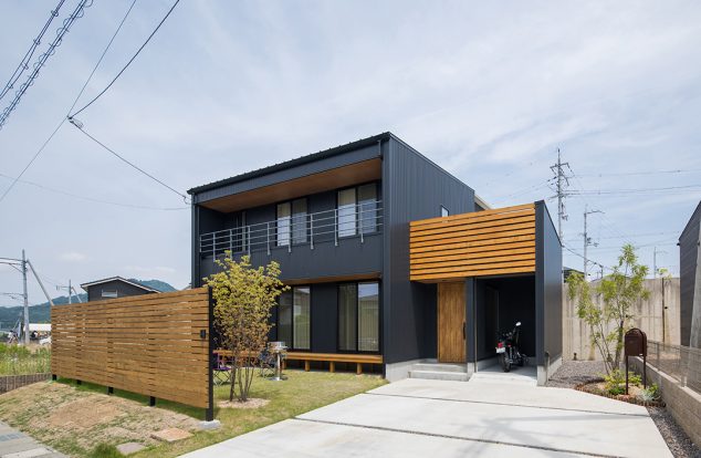 ガルバリウムと木目を組み合わせ、バルコニーとテラスがある外観　