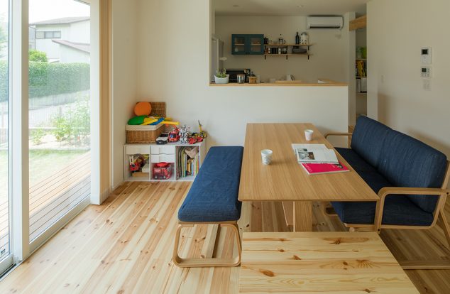 ブルーソファーのダイニング　