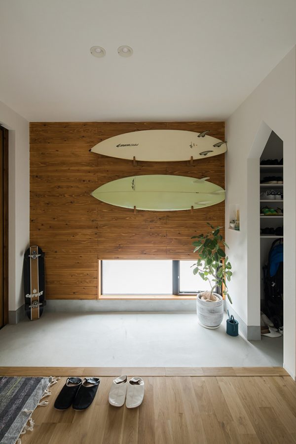 ディスプレイ可能な杉羽目板の玄関　