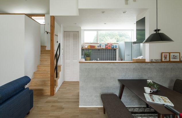 タイルやルーバードアがバランスよくシンプルなキッチンを演出。