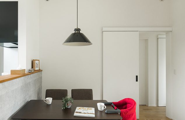 モノトーンの中に温かみがあるダイニング