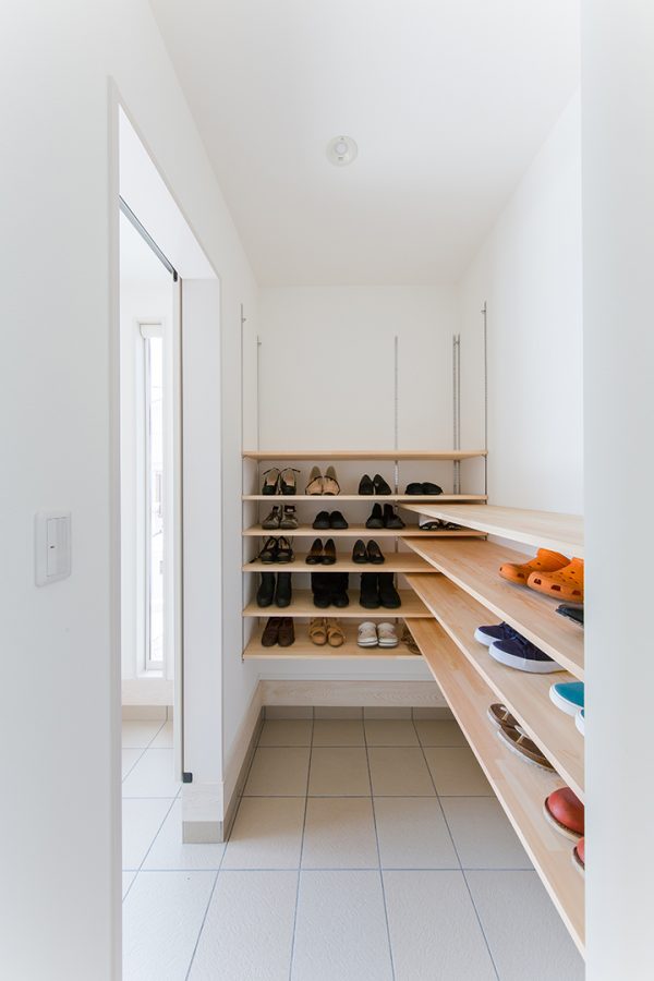 シューズクロークをたっぷり取った玄関　