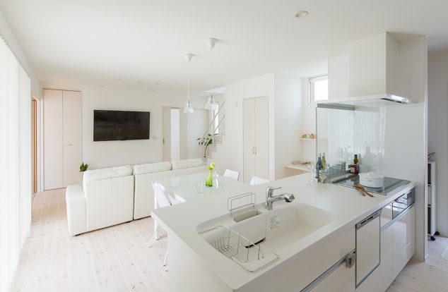 シンプルな白のキッチンカウンター　