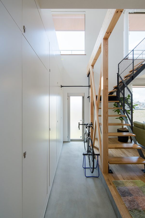 吹き抜けていて勝手口まで続く通り土間のある玄関　