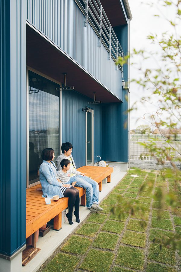 ウッドデッキと芝生のある庭　