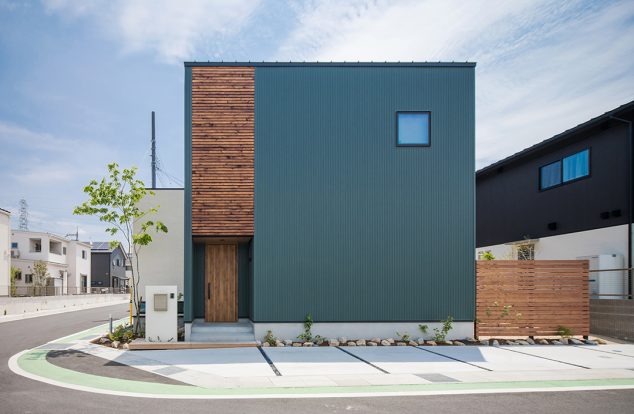 モスグリーンのガルバリウムと格子を組み合わせたボックス型　