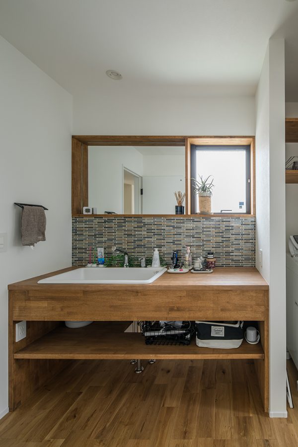 幅広のオーダー洗面台にタイルの映える洗面所　