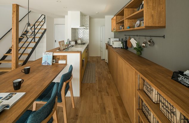 オーダーのカップボードとグレーのアクセントクロスのキッチン　