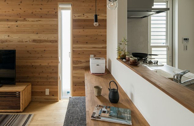 キッチン前に対面カウンターのあるダイニング　