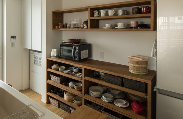 和テイストなオーダーの食器棚があるキッチン　