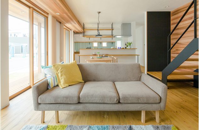 パインの床材に合うように爽やかな色味で統一されたリビング