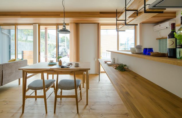 オープンシェルフにカウンターのある自然光豊かなダイニング