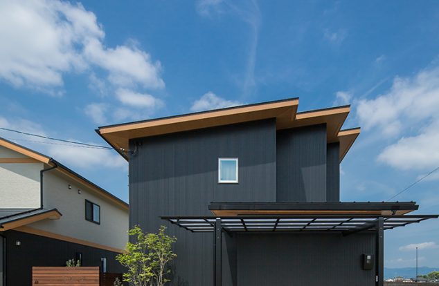 ジグザグの片流れの屋根を持つ家　