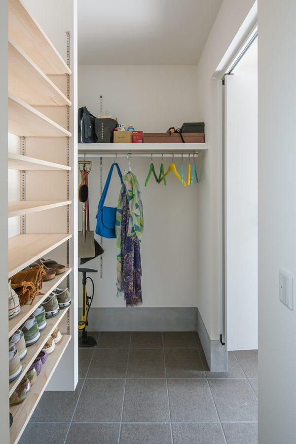 アウターも掛けられる豊富な収納力のあるSCL