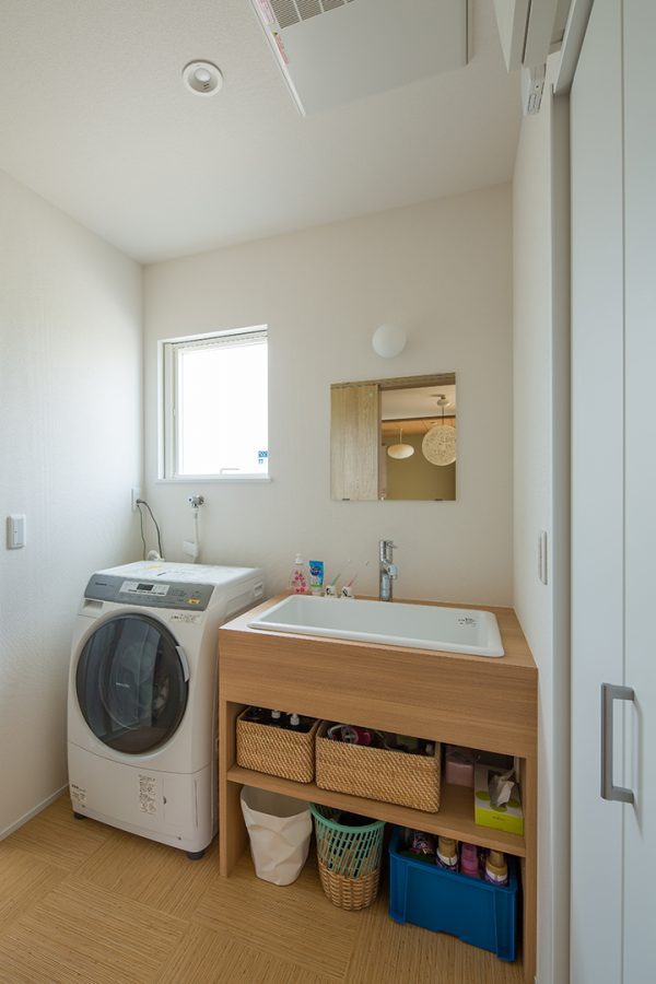 洗面ボウルに合わせたシンプルなオーダー洗面台　