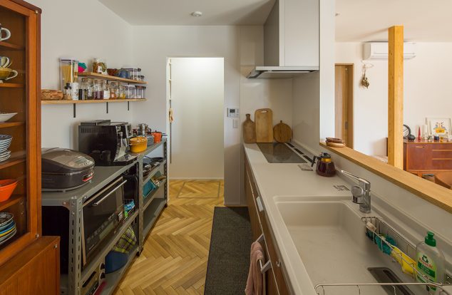 スチールラックと飾り棚を使ったオシャレなキッチン