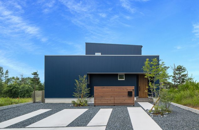 横長と片流れのふたつのボリュームのある青ガルバの外観　