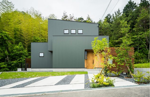 モスグリーンのガルバリウムで３つボックスを重ねた外観　