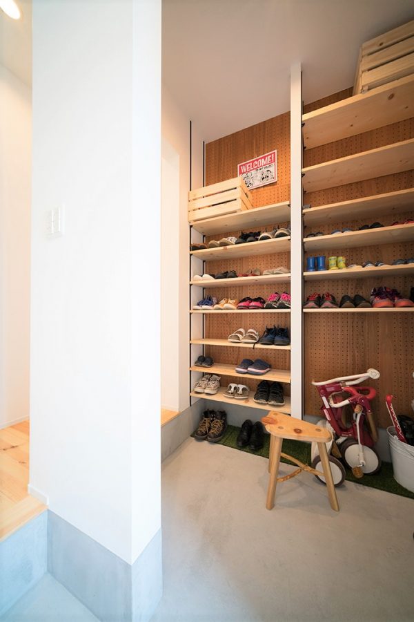 収納たっぷりのシューズクロークがある玄関
