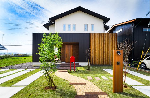 格子と黒色のガルバリウムを組み合わせた和モダンな外観　