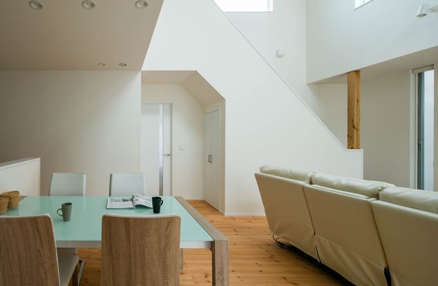 ガラス板のテーブルと木の椅子によるバランスの取れたダイニング