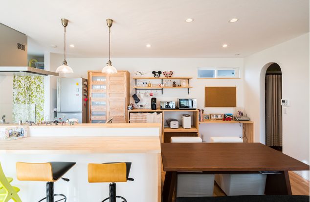 カウンターとダイニングテーブルの木のコントラストが映えるダイニング　