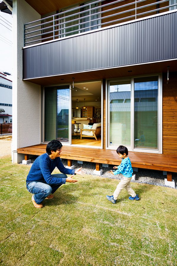 ウッドデッキと伸び伸び遊べる芝生の庭　