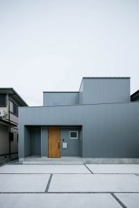 ガルバリウムの箱が組み合わさった家　