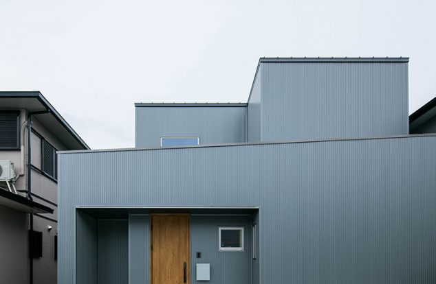 ガルバリウムの箱が組み合わさった家　