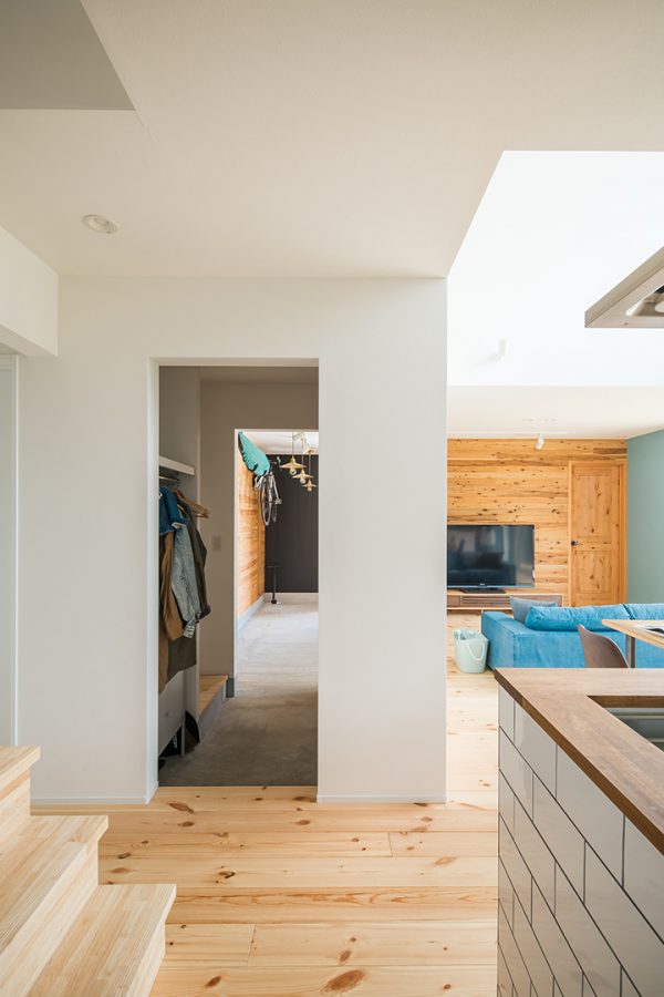 玄関で上着を脱ぎしまえる家　