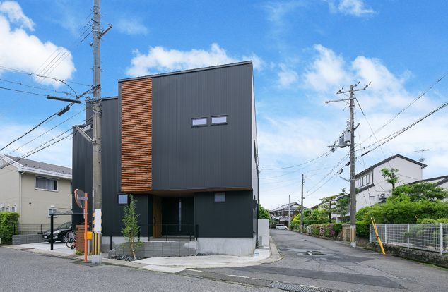 黒色ガルバリウムで雁行している外観　