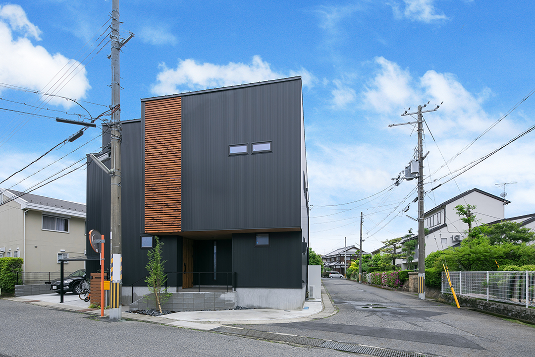 黒色ガルバリウムで雁行している外観　