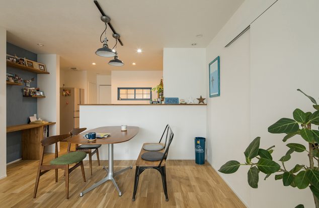 コンパクトなテーブルのシンプルダイニング