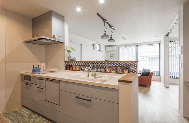 キッチンニッチとアクセントタイルで気分の上がるキッチン　