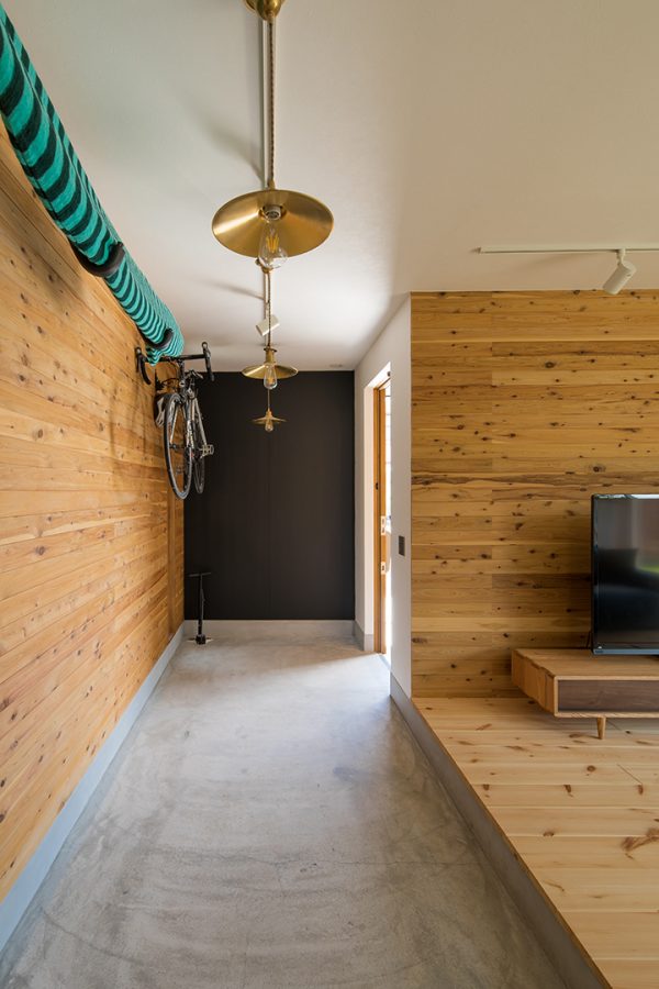 玄関からクローク・LDKへと一続きになった通り土間のある玄関