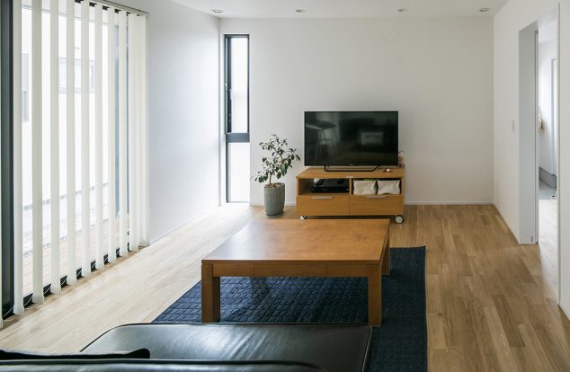 縦長窓のあるシンプルなリビング　