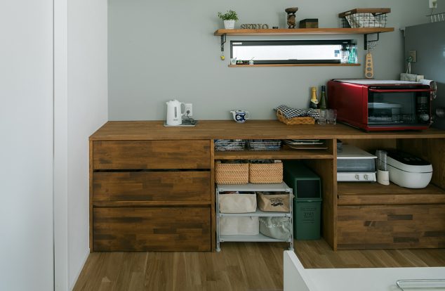 オーダーの食器棚とアクセントクロスのキッチン　