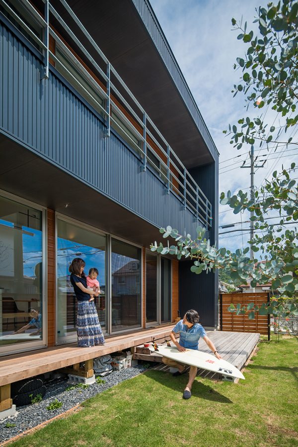 ウッドデッキから空と芝生がつながる庭